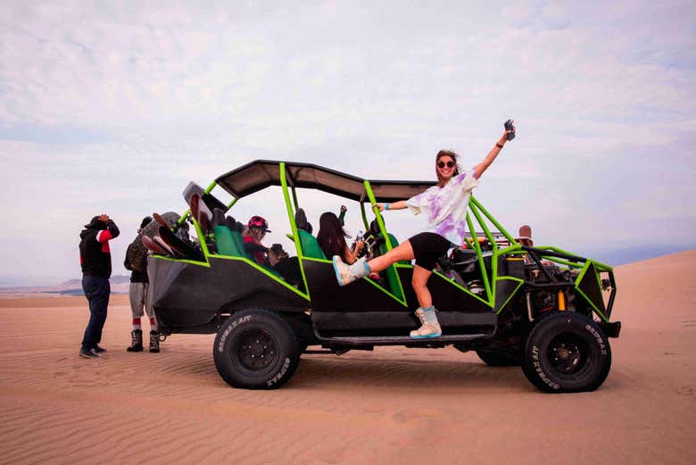 Excursión a las islas Ballestas y Huacachina + Vuelo sobre las Líneas de Nazca