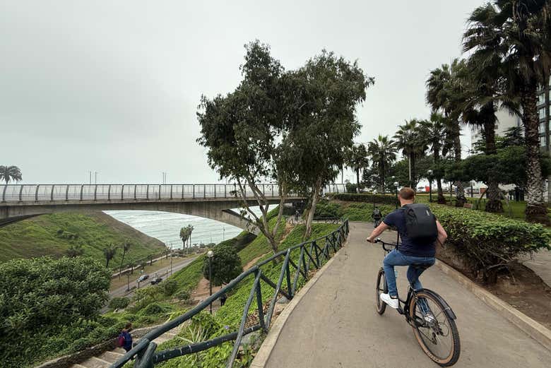 Tour en bicicleta por el barrio bohemio y el Morro de Chorrillos