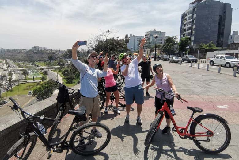 Tour en bicicleta por el barrio bohemio y el Morro de Chorrillos