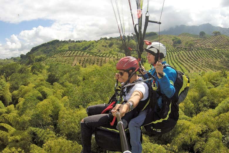 Vuelo privado en parapente sobre el Eje Cafetero
