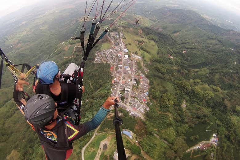 Vuelo privado en parapente sobre el Eje Cafetero