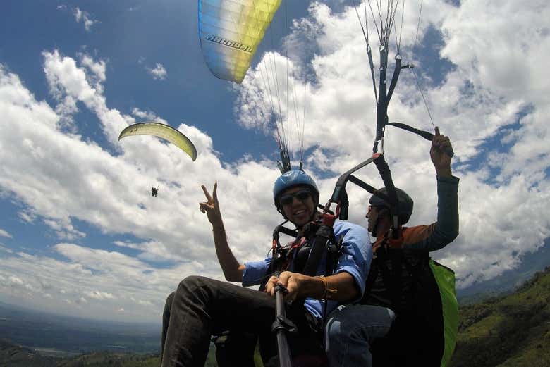 Vuelo privado en parapente sobre el Eje Cafetero