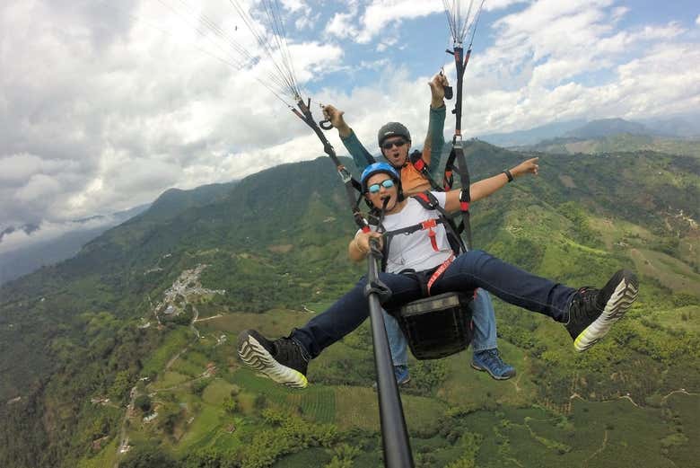 Vuelo privado en parapente sobre el Eje Cafetero