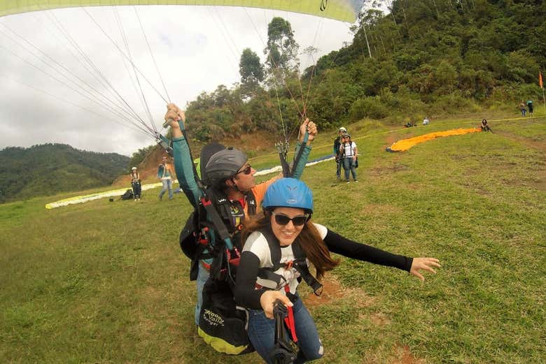 Vuelo privado en parapente sobre el Eje Cafetero