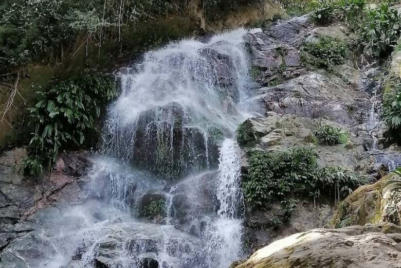 Rápel en las cascadas del río Minca