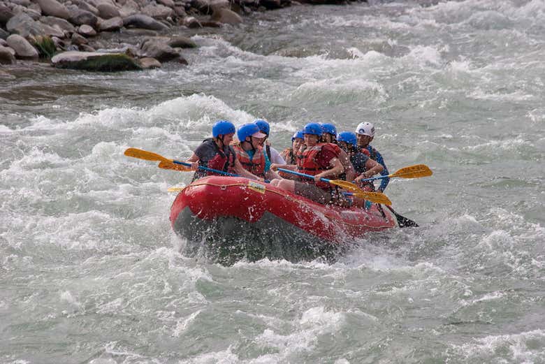 Rafting en el río Urubamba y tirolina sobre el Valle del Sur