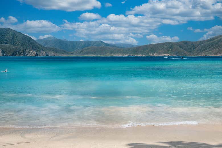 Excursión privada por las playas de Santa Marta en lancha pontón