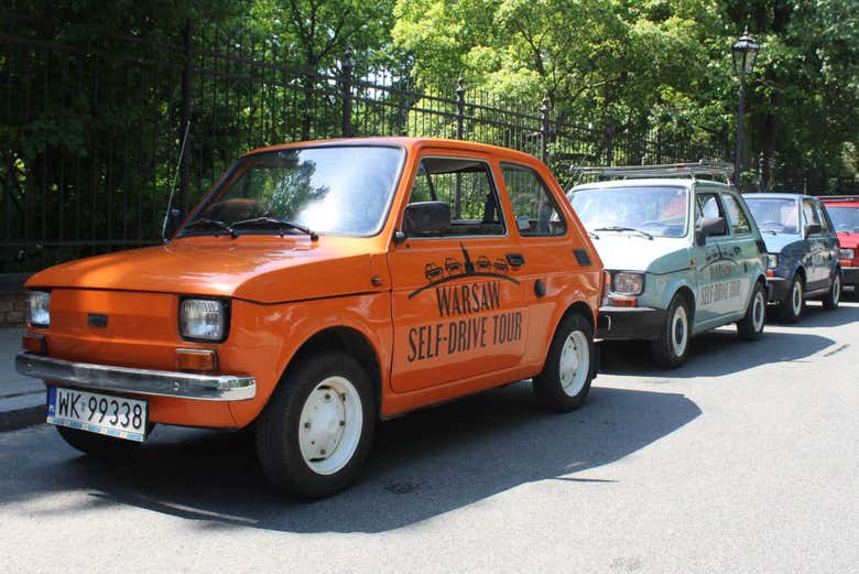 Conducción de coche antiguo en Varsovia