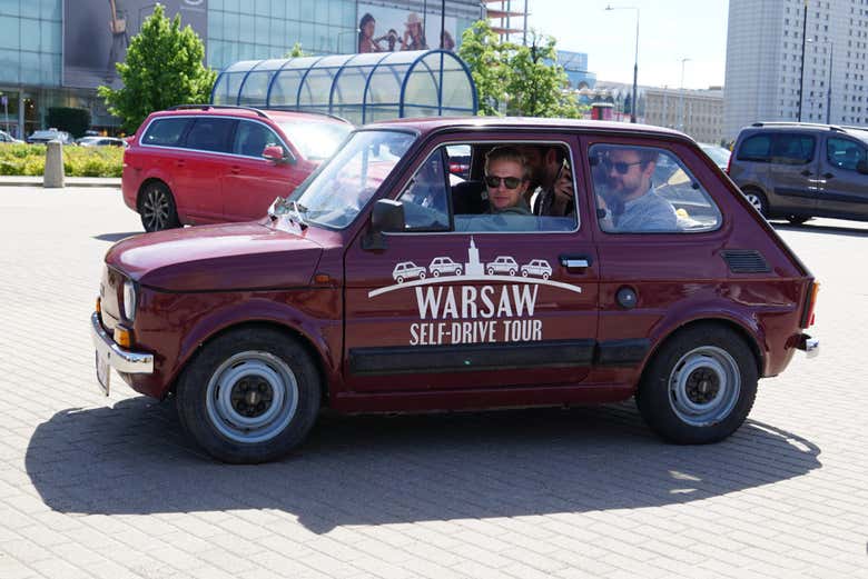 Conducción de coche antiguo en Varsovia