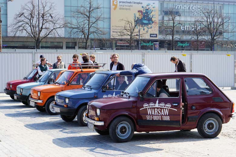 Conducción de coche antiguo en Varsovia
