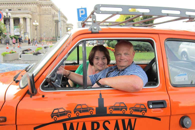 Conducción de coche antiguo en Varsovia
