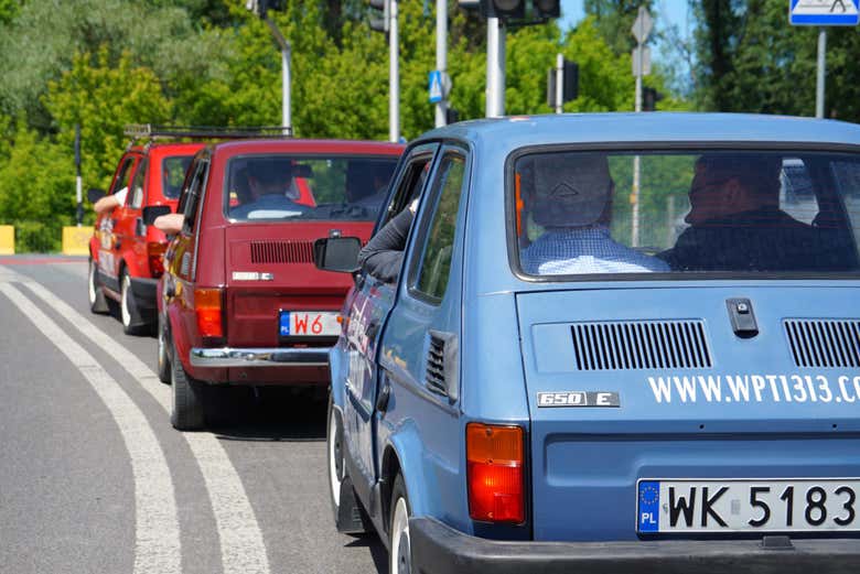 Conducción de coche antiguo en Varsovia