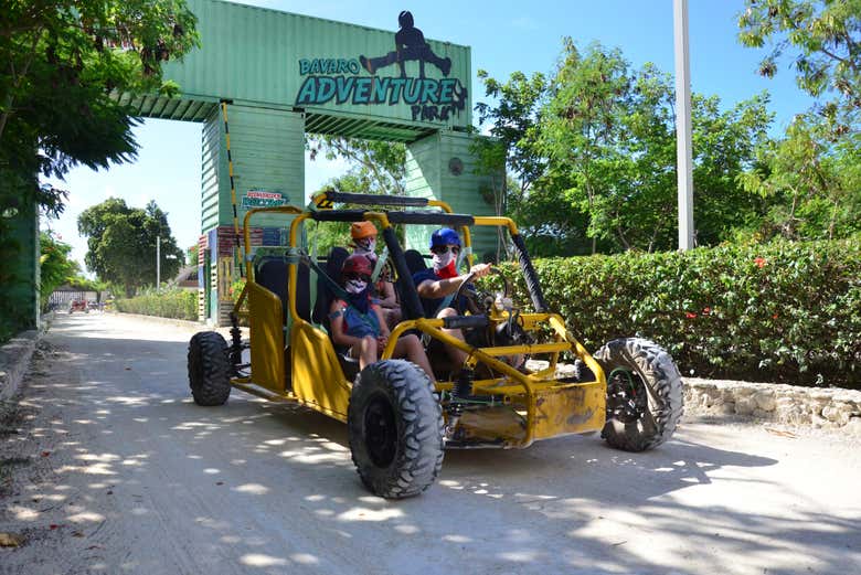 Tirolina y buggy en Bavaro Adventure Park