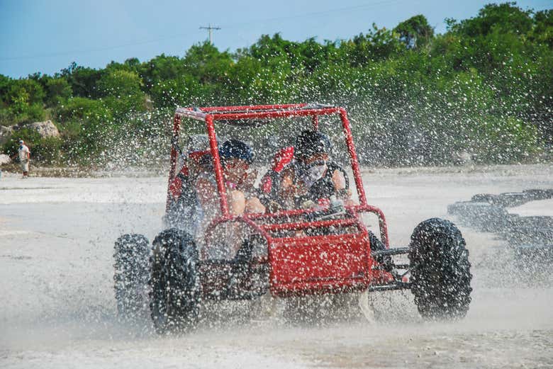 Tirolina y buggy en Bavaro Adventure Park