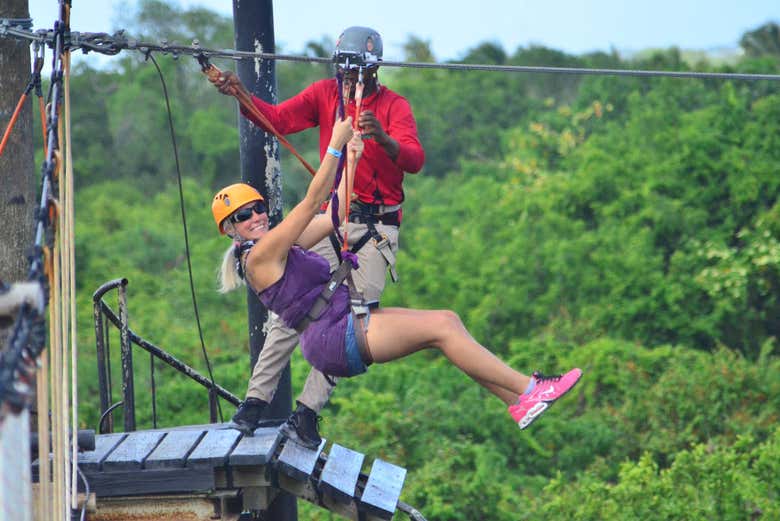 Tirolina y buggy en Bavaro Adventure Park