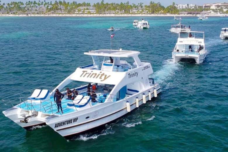 Excursión en catamarán a Playa Esmeralda y Montaña Redonda