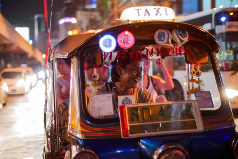 Tour gastronómico nocturno en tuk tuk
