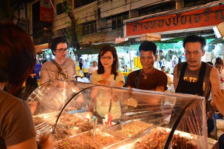 Tour gastronómico nocturno en tuk tuk