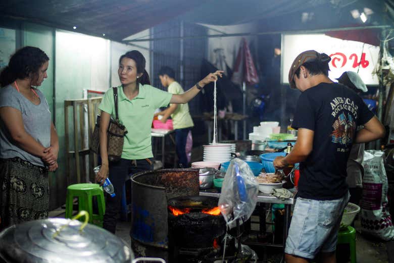 Tour gastronómico nocturno en tuk tuk