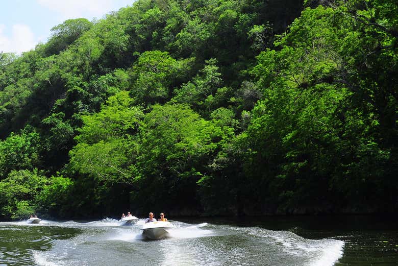 Conducción de lancha rápida por el río Chavón