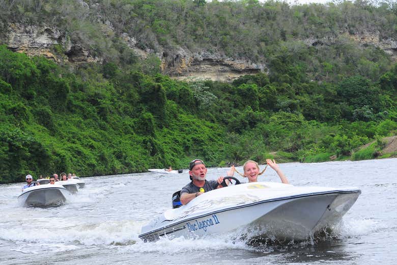 Conducción de lancha rápida por el río Chavón