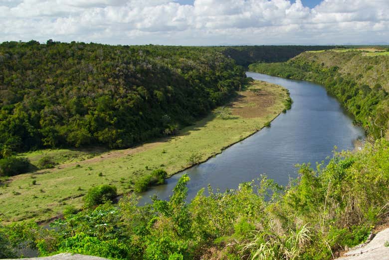 Conducción de lancha rápida por el río Chavón