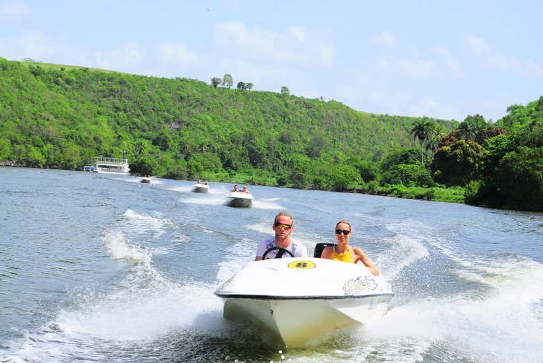 Conducción de lancha rápida por el río Chavón