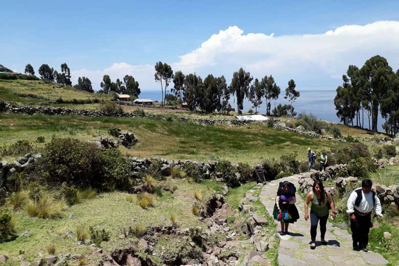 Excursión a las islas de los Uros + Trekking por Taquile