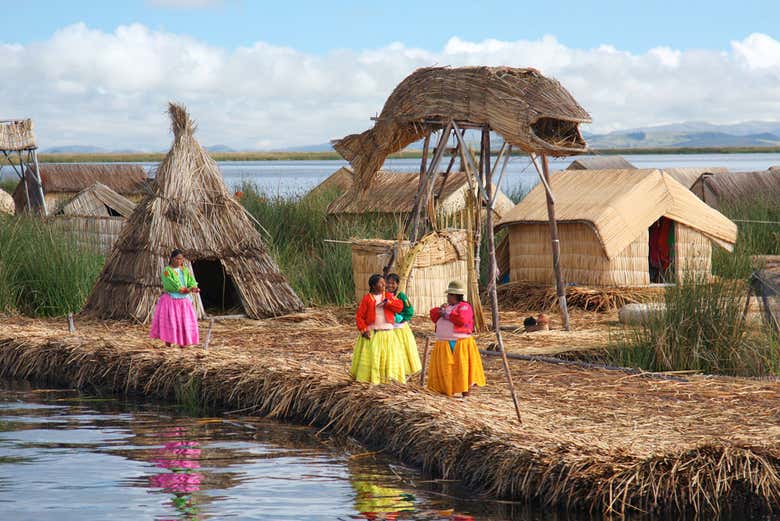 Excursión a las islas de los Uros + Trekking por Taquile