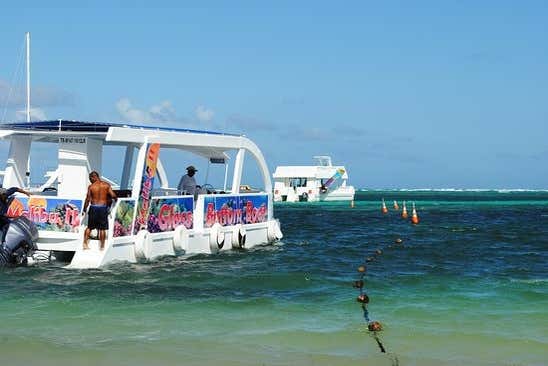 Paseo en barco con fondo de cristal por Punta Cana