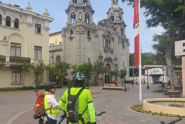 Tour en bicicleta por Miraflores y Barranco + Visita a Los Pantanos de Villa