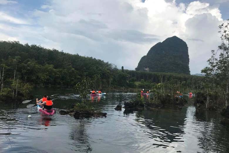 Tour en kayak por la laguna de cristal de Krabi