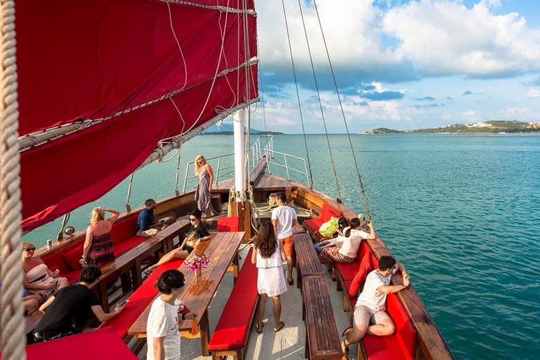 Paseo en barco tradicional con cena