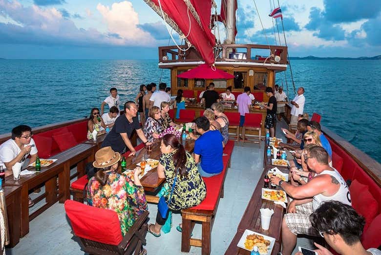 Paseo en barco tradicional con cena