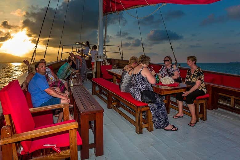 Paseo en barco tradicional con cena