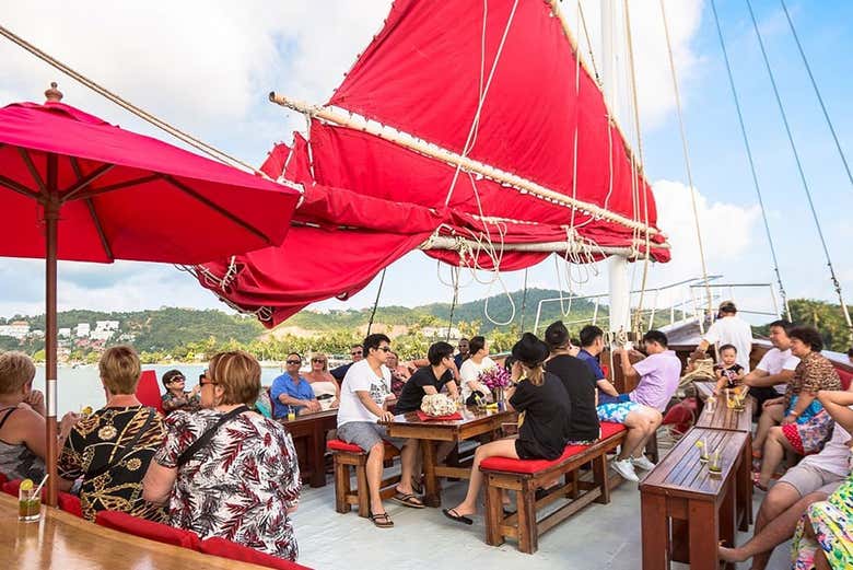 Paseo en barco tradicional con cena