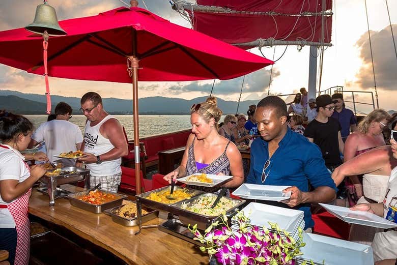 Paseo en barco tradicional con cena