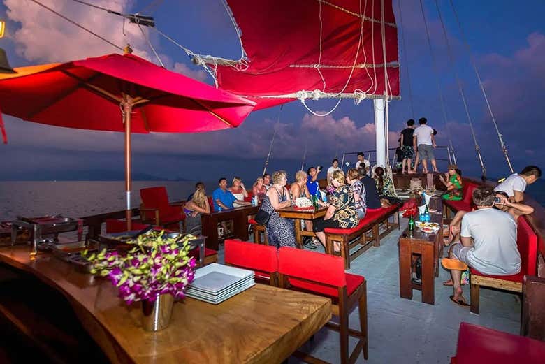 Paseo en barco tradicional con cena