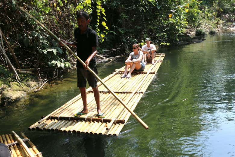 Paseo en balsa de bambú por el río Song Phreak
