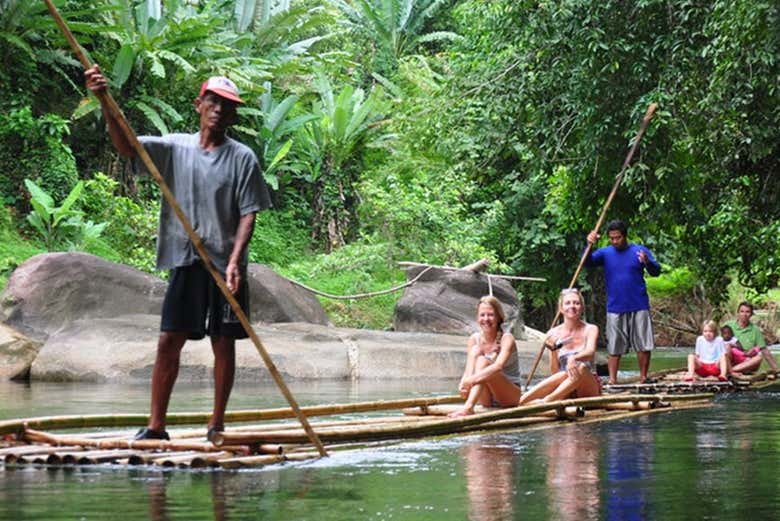 Paseo en balsa de bambú por el río Song Phreak