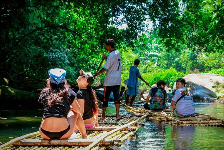 Paseo en balsa de bambú por el río Song Phreak