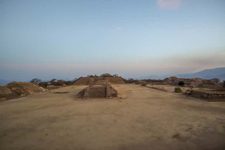 Tour al atardecer por la zona arqueológica de Monte Albán