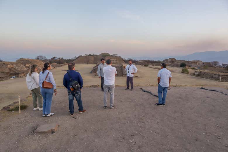 Tour al atardecer por la zona arqueológica de Monte Albán