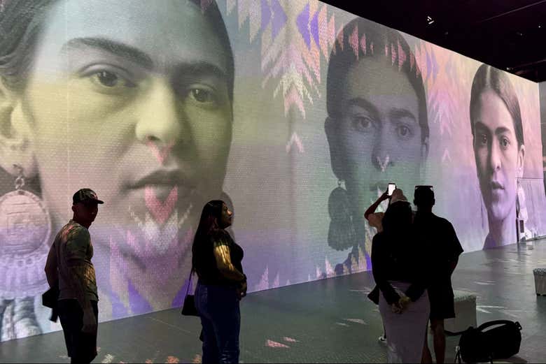 Entrada a la exposición inmersiva de Frida Kahlo: La vida de un icono