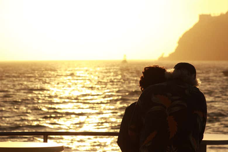Paseo en catamarán al atardecer por Los Cabos