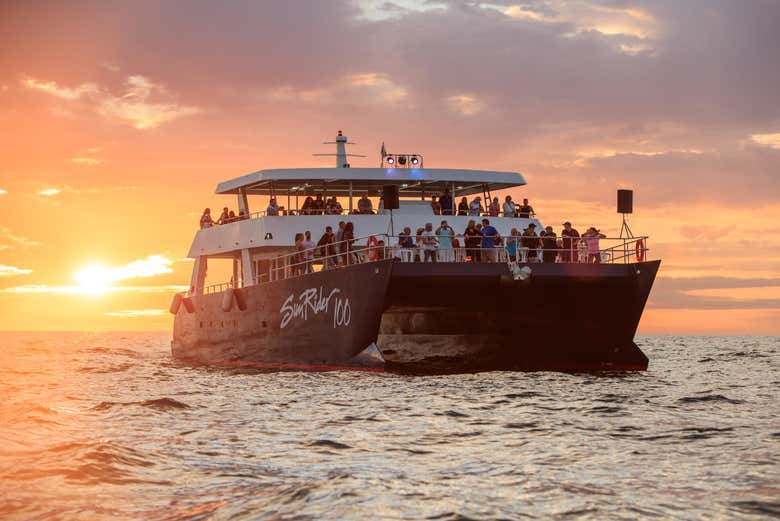 Paseo en catamarán al atardecer por Los Cabos