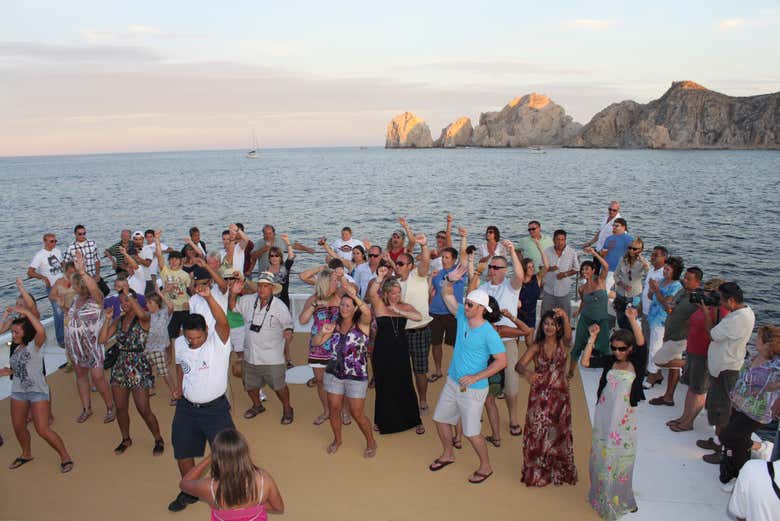 Paseo en catamarán al atardecer por Los Cabos