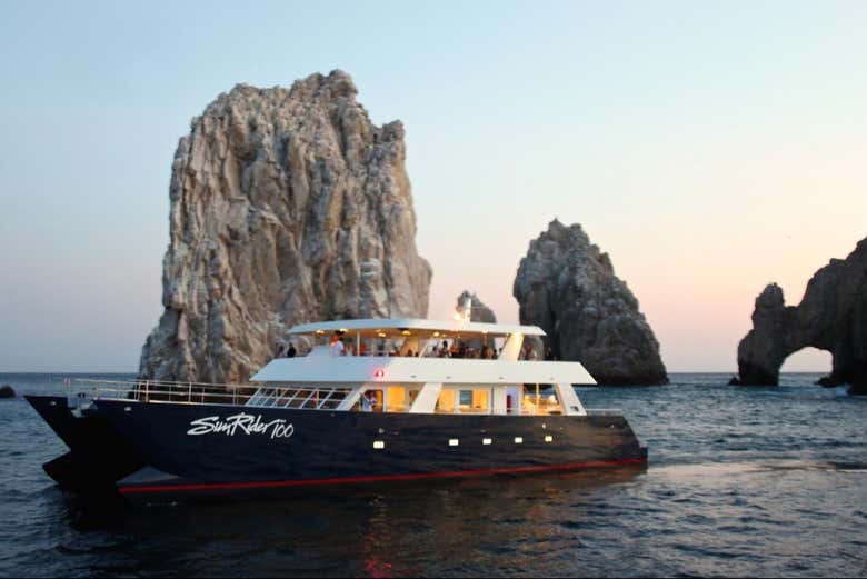 Paseo en catamarán al atardecer por Los Cabos
