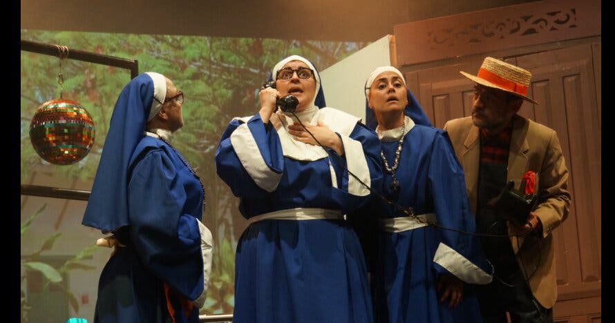 Ayudando a su reverenda madre