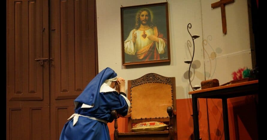 Ayudando a su reverenda madre